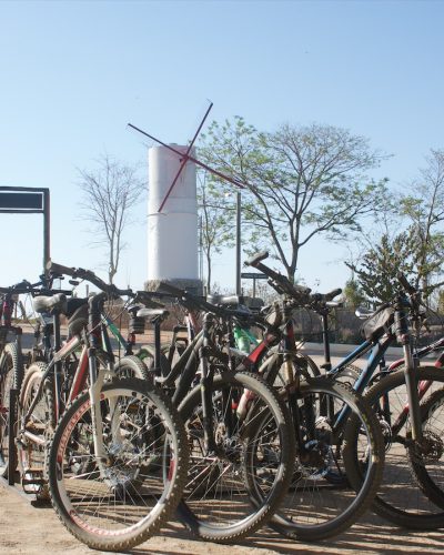 Grupo de ciclistas em visita ao bike park